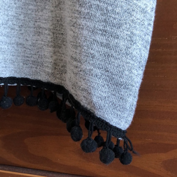 Cute open back top with fringe pompom - Picture 2 of 4